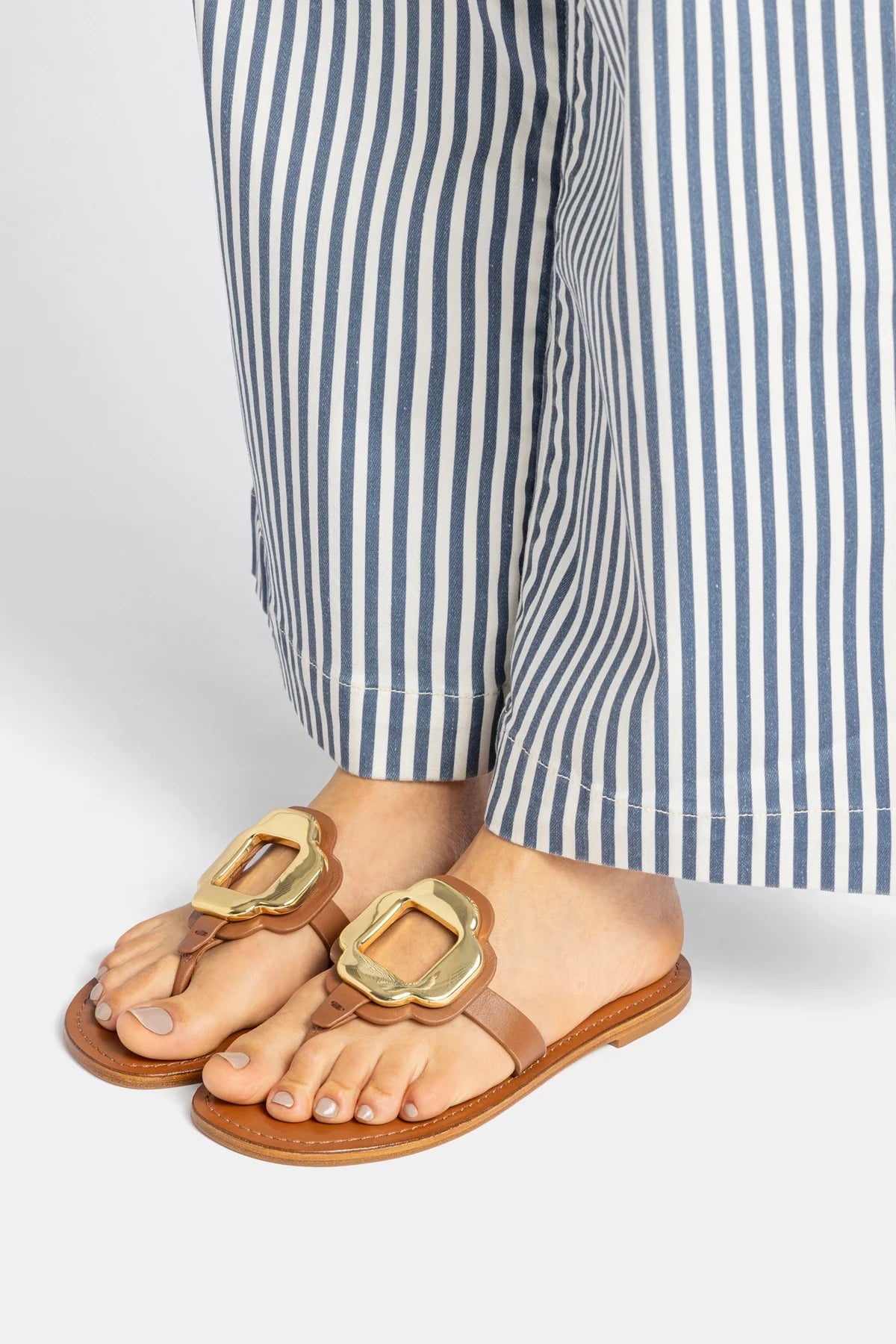 Margherita Thong Sandal in Caramel Leather and Gold Hardware